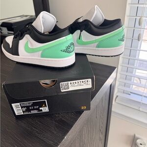 Nike Men's Athletic Shoes - Black and Mint